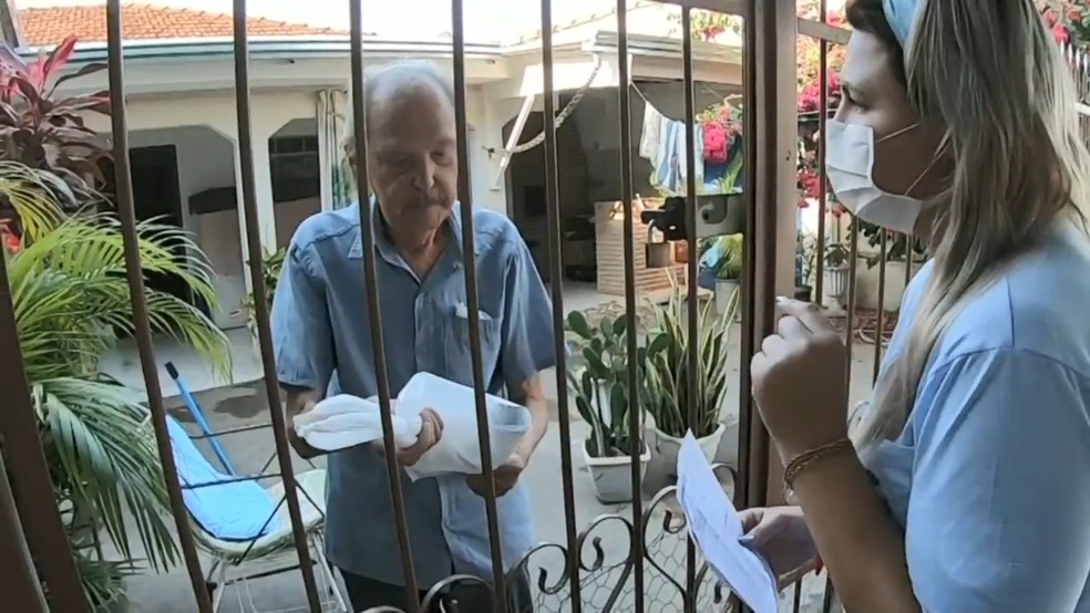 Rio Preto - Saúde entrega insumos a pacientes com dificuldades de locomoção para evitar contágio da Covid-19